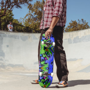 Patineta con grafitis.