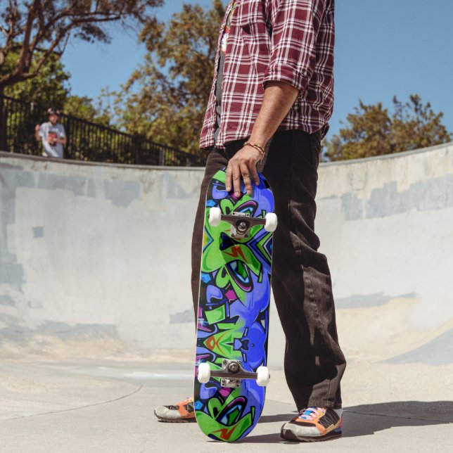 Patineta con grafitis. (Exterior 2)