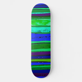Patineta con rayas negras, verdes y azules