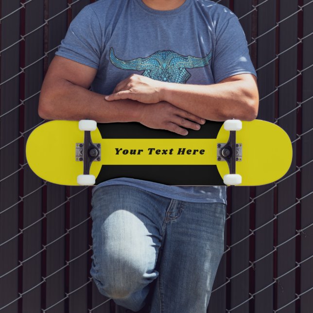 Patineta con texto personalizado en amarillo con d (Exterior 3)