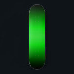 Patineta de degradado verde a negro<br><div class="desc">La ilustración que aparece en este producto se creó con Adobe Illustrator y/o Photoshop. Pintura de: Brady Arnold.</div>