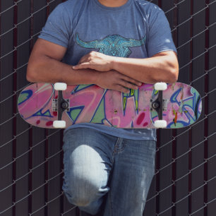 Patineta de graffiti rosa.