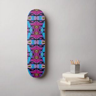 Patineta de grafiti morado.