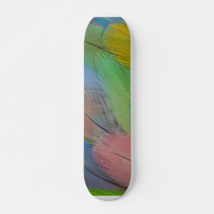 Patineta de plumas coloridas