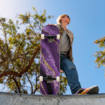 Patineta de Purpurina Purple Gold con nombre perso<br><div class="desc">Patines con Agate Violet Gold Purpurina Geode Nombre personalizado Sparkle Marble Cumpleaños Personalizado - Aniversario Regalo en Skateboard - Añadir su nombre - Texto o Eliminar - Hacer su regalo especial - Redimensionar y mover o eliminar y agregar texto / elementos con la herramienta Personalización. Elija fuentes / tamaño /...</div>