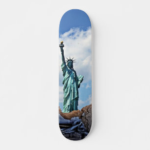Patineta Estatua De La Libertad Con Cielo Nublado