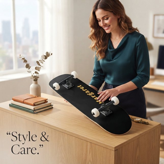 Patineta negra sólida con tu nombre con estilo (Solid Black Skateboard with Your Name in Style)