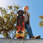 Patineta Personalizada con Diseño de Llamas<br><div class="desc">Regala al patinador en tu vida un regalo especial con esta patineta personalizada que cuenta con un diseño ultra cool de llamas. El diseño te permite ingresar cualquier nombre que desees.</div>