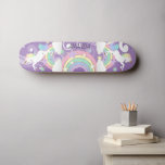 Patineta Purple Rainbow Unicorn<br><div class="desc">La tabla de patinaje Unicorn con fondo morado y arcos y unicornios coloridos listos para su personalización. ✔ NOTA: ¡SÓLO CAMBIA LAS ÁREAS DE PLANTILLA NECESARIAS! 😀 Si es necesario, puede eliminar el texto y empezar a agregar de nuevo el texto y la fuente que desee. 📌 Si necesita una...</div>