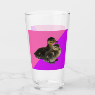 Patitos sobre sorbete de frambuesa rosa y púrpura
