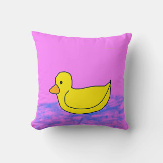 pato amarillo lindo en Cojín decorativo rosa