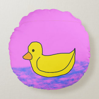 pato amarillo lindo sobre almohada rosa redonda