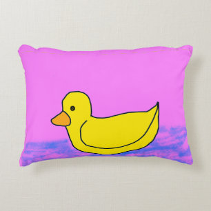 pato amarillo lindo sobre el acento rosa almohada