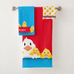 Patos de bebé amarillos con hijos de pato madre