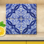 Patrón Azulejo Mediterráneo azul y blanco<br><div class="desc">¡Fresco como brisa de verano! Añada estilo y sofisticación a su cocina, cuarto de baño o chimenea en el entorno con esta hermosa baldosa de cerámica azul y blanca, que presenta un estilo tradicional de Azulejo mediterráneo. En el espíritu de las mejores baldosas portuguesas, españolas y marroquíes, el motivo es...</div>
