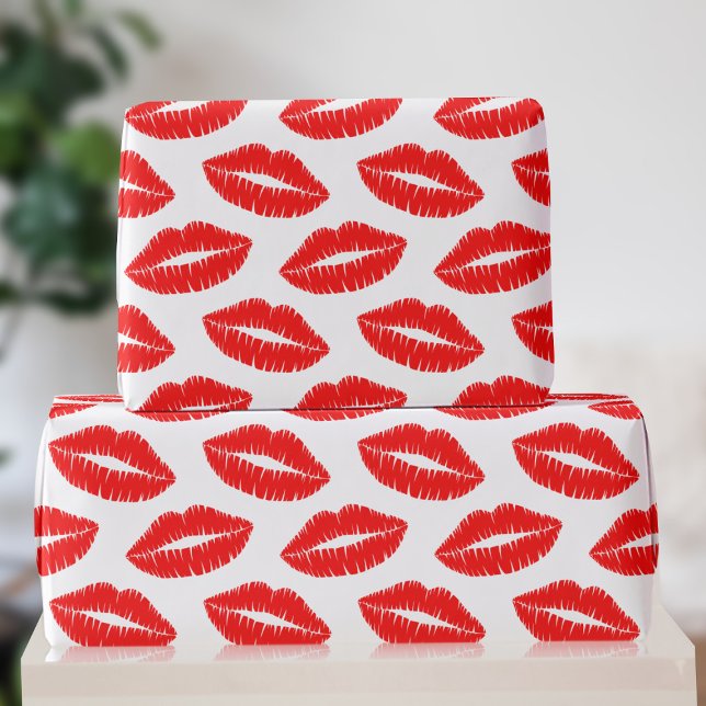 Patrón Beso de lápiz labial rojo Papel de envolver (Lots of lovely red lipstick kisses on this wrapping paper.)