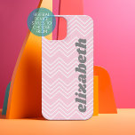 Patrón Chevron - Nombre de guión funky rosa<br><div class="desc">Patrón de chevron de moda con un nombre de escritura moderno en un lado. Si su arte todavía necesita ser ajustado,  haga clic en el botón Personalizar Este botón. Esto te llevará a un área de diseño donde puedes mover cosas e incluso cambiar fuentes.</div>