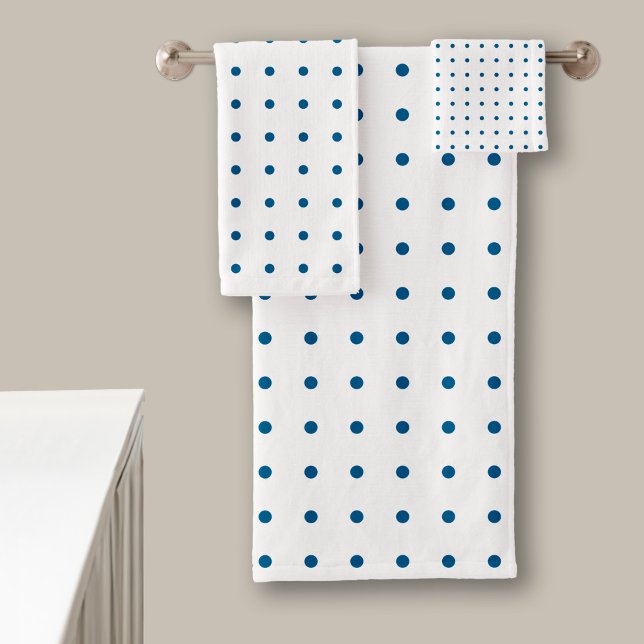 Patrón clásico de lunares azules sobre blanco (Blue Polka Dot Pattern on White Bath Towel Set in situ)