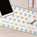 Patrón de abejas coloridas para niños con texto pe<br><div class="desc">Esta alfombra de escritorio adorable y colorida es el accesorio perfecto para los niños y los aficionados a las abejas. Esta elegante alfombra de escritorio, vibrante, exhibe un ilustracion de abejas con forma de estampado, que añade un toque de elegancia lúdica a cualquier espacio de trabajo. Con su diseño colorido,...</div>