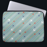 Patrón de avión retro Funda para portátil<br><div class="desc">Abróchense el cinturón de seguridad. Este portaequipajes de patrón de avión retro está listo para despegar. El diseño presenta líneas de aviones rojos, azules reales y blancos modernos de mediados de siglo que sobrevuelan un fondo azul de acero. Delgadas rayas de naranja, verde limón y gris, así como líneas de...</div>