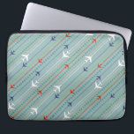 Patrón de avión retro Funda para portátil<br><div class="desc">Abróchense el cinturón de seguridad. Este portaequipajes de patrón de avión retro está listo para despegar. El diseño presenta líneas de aviones rojos, azules reales y blancos modernos de mediados de siglo que sobrevuelan un fondo azul de acero. Delgadas rayas de naranja, verde limón y gris, así como líneas de...</div>