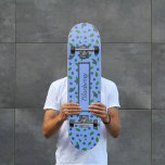 Patrón de Blueberry Skateboard<br><div class="desc">Patrón colorido con arándano morado salvaje impreso en Skateboard. ¡El texto es personalizable!</div>