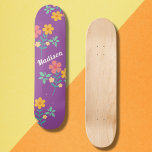 Patrón de Bouquet de margarita retro en patineta d<br><div class="desc">Patrón retro de Daisy Bouquet en el Skateboard Purple. Diseño de patrones de flores Groovy,  girly,  dulce y femenina por Dreaming Cocoon. Personalice y agregue su nombre a la cubierta de patinaje. ¡Un regalo genial para un chica especial como tú!</div>