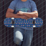 Patrón de donuts mixtos Nombre Skateboard azul<br><div class="desc">Skateboard con patrón de diseño de donut,  cambiar a cualquier color fondo</div>