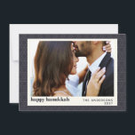 Patrón de estrella Hanukkah moderno Tarjeta de fot<br><div class="desc">Desee a sus amigos y familiares un Hanukkah feliz con esta elegante tarjeta que presenta un sencillo patrón de estrellas judías en azul oscuro y gris,  personalizado con su foto,  saludo y nombre.</div>