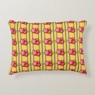 Patrón de flores rosadas en almohada de acento ama