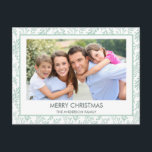 Patrón de hoja verde de la menta Navidad sencilla<br><div class="desc">Patrón Mint Green Leaf Simple Merry Christmas Holiday Photo Card. La imagen y el nombre de la familia pueden ser reemplazados en esta simple y elegante tarjeta fotográfica de Navidad Pastel Greenery.</div>