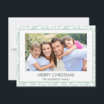 Patrón de hoja verde de la menta Navidad sencilla<br><div class="desc">Patrón Mint Green Leaf Simple Merry Christmas Holiday Photo Card. La imagen y el nombre de la familia pueden ser reemplazados en esta simple y elegante tarjeta fotográfica de Navidad Pastel Greenery.</div>