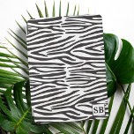 Patrón de impresión de cebra Funda para iPad blanc<br><div class="desc">Un patrón de impresión de cebra en blanco y negro grueso cubierta para iPad con espacio para sus iniciales</div>