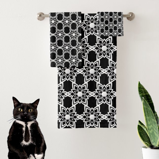 Patrón de mandala de flores abstractas sobre negro (Subido por el creador)