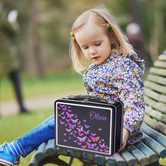 Patrón de mariposa moderna agregar nombre (Pretty butterfly pattern pink and black custom name lunchbox with modern typography script)