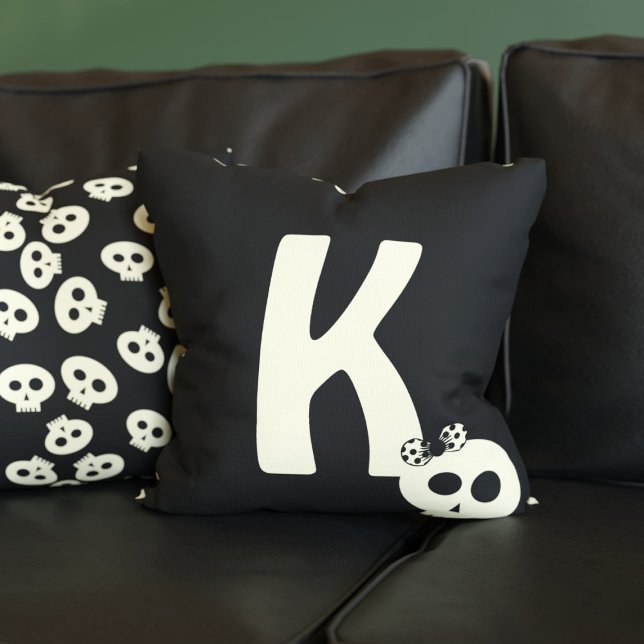 Patrón de monograma de cráneo de corte Cojín decor (Just add your initial to this cute Halloween pillow)