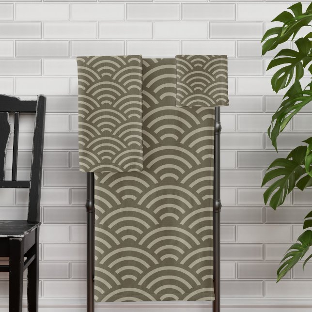 Patrón de onda de tono de tierra marrón estilo jap (A modern take on the traditional Japanese Seigaiha wave pattern that will look fab in your bathroom)