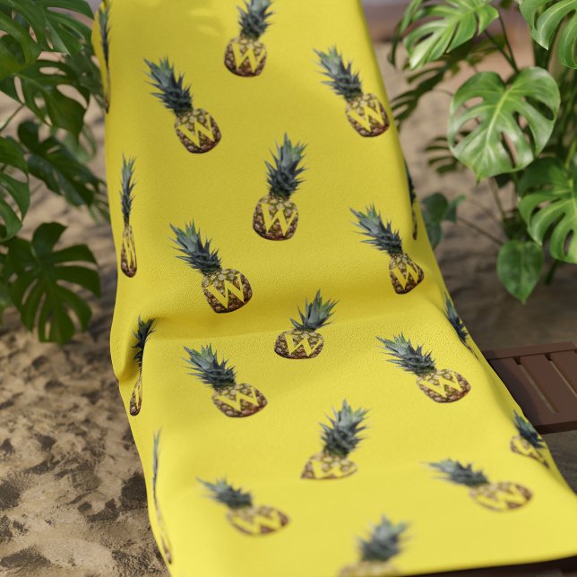 Patrón de piña Monograma Toalla de playa Amarilla (Get ready for summer with this Pineapple beach towel with your initial on it!)