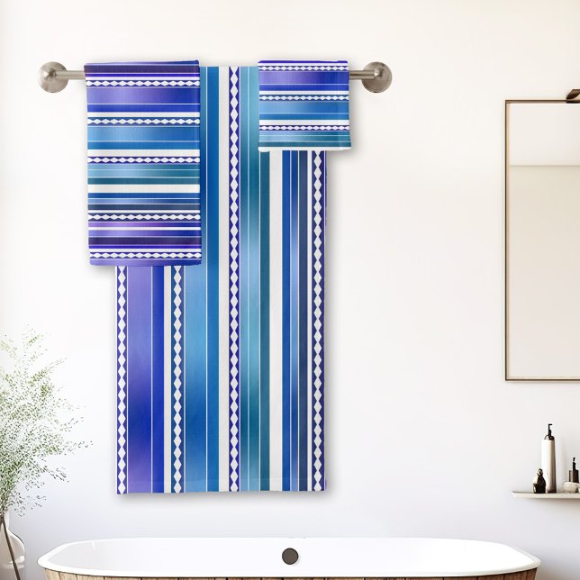 Patrón elegante azul púrpura abstracto rayado (Bathroom towel set with an abstract artistic stripe pattern in teal blue and purple with white.)