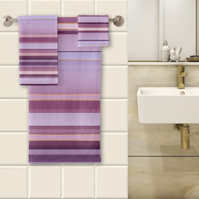 Patrón elegante malva morado rayado (A lovely striped bathroom towel set in a variety of mauve purple colors with tiny rose gold lines.)