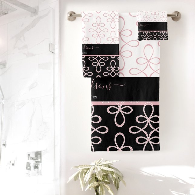 Patrón filigrí Monograma Nombre Elegante Negro Ros (Filigree Pattern Monogram Name Elegant Pink Black Bath Towel Set)