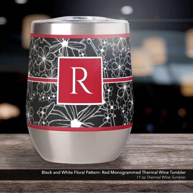 Patrón floral blanco y negro: Monogramado rojo (Black and White Floral Pattern on an 11 oz Thermal Wine Tumbler with Monogram in Red)