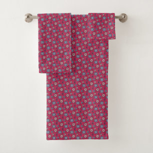 Patrón floral colgado contra una pared blanca