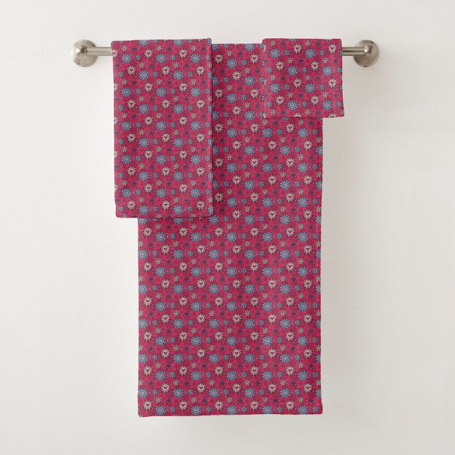Patrón floral colgado contra una pared blanca (Subido por el creador)