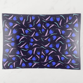 Patrón floral de primavera sobre fondo azul oscuro