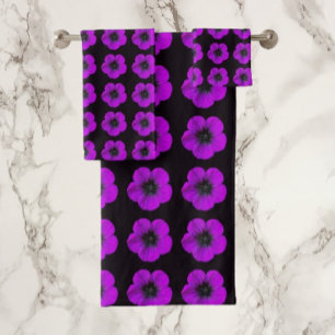 Patrón floral morado de geranio en negro