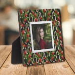 Patrón floral tropical sin marco de foto fácil de<br><div class="desc">Hecho para parecer dimensional, un patrón floral tropical rojo sobre fondo negro crea un hermoso marco para tu foto favorita en esta placa de mesa con un caballete integrado. La imagen se coloca directamente en el panel de soporte para una imagen asombrosamente nítida con una superficie limpia y fácil de...</div>