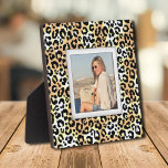 Patrón leopardo foto sin marco Easel de vuelta<br><div class="desc">Hecho para parecer dimensional, un patrón de leopardo crea un marco hermoso para tu foto favorita en esta placa de mesa con un caballete incorporado. La imagen se coloca directamente en el panel de soporte para una imagen asombrosamente nítida con una superficie limpia y fácil de limpiar. Excelente como regalo...</div>