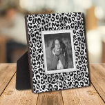 Patrón leopardo foto sin marco Easel de vuelta<br><div class="desc">Hecho para parecer dimensional, un patrón de leopardo en blanco y negro crea un marco hermoso para tu foto favorita en esta placa de mesa con un caballete integrado. La imagen se coloca directamente en el panel de soporte para una imagen asombrosamente nítida con una superficie limpia y fácil de...</div>