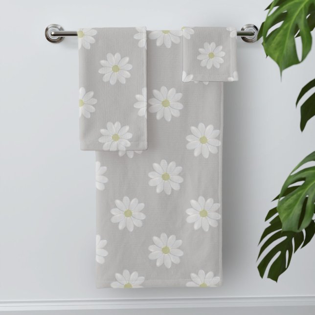 Patrón moderno de margarita blanca toallas de baño (A pretty daisy pattern soft gray towels. Check out the collection for coordinating products)